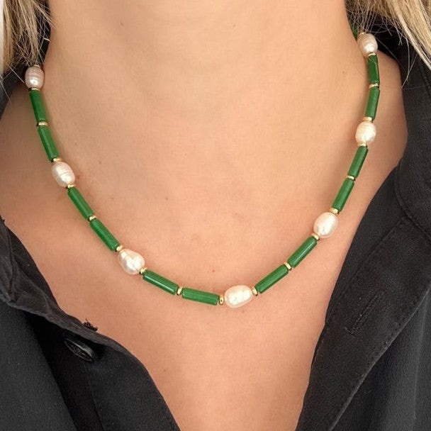 Choker de tubos verdes de ágata con perlas