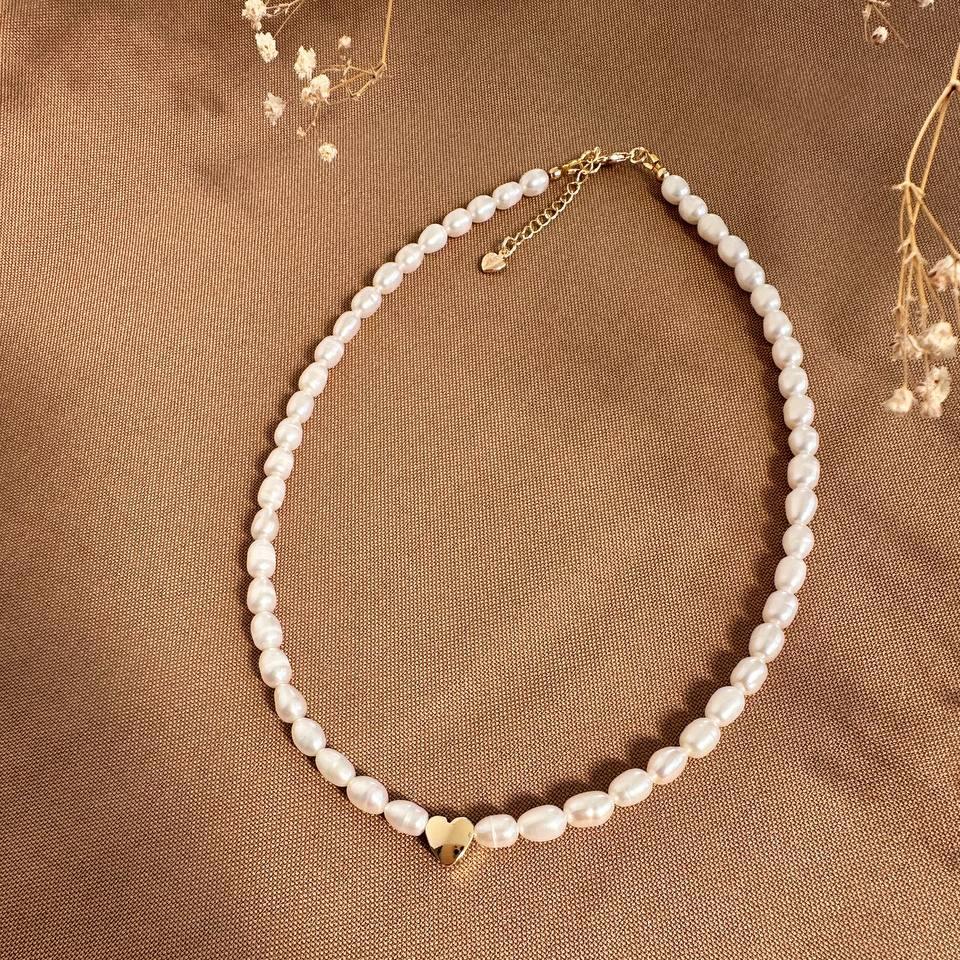 Choker de perlas naturales con corazón dorado