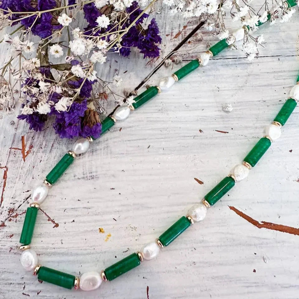 Choker de tubos verdes de ágata con perlas