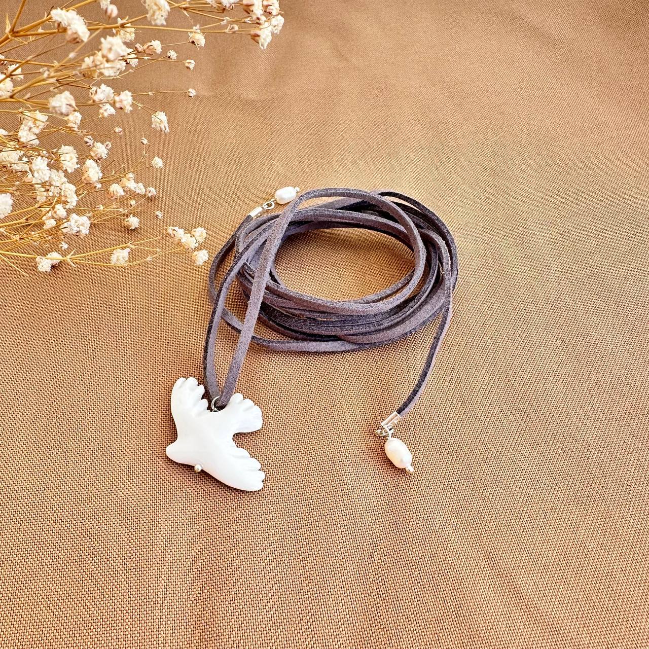 Collar/Pulsera Elegante con Cuerda Ajustable y Colgante de Ave Blanco