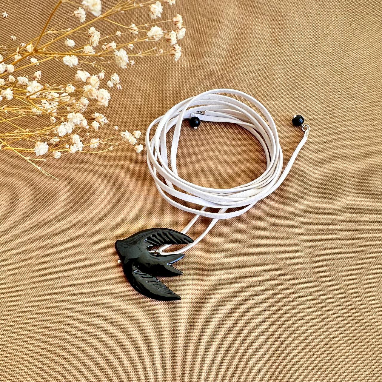 Collar/pulsera Elegante con Cuerda Ajustable y Colgante de Ave Negro