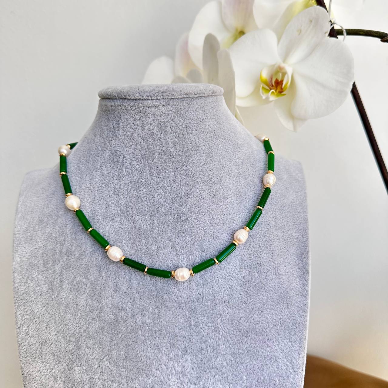 Choker de tubos verdes de ágata con perlas