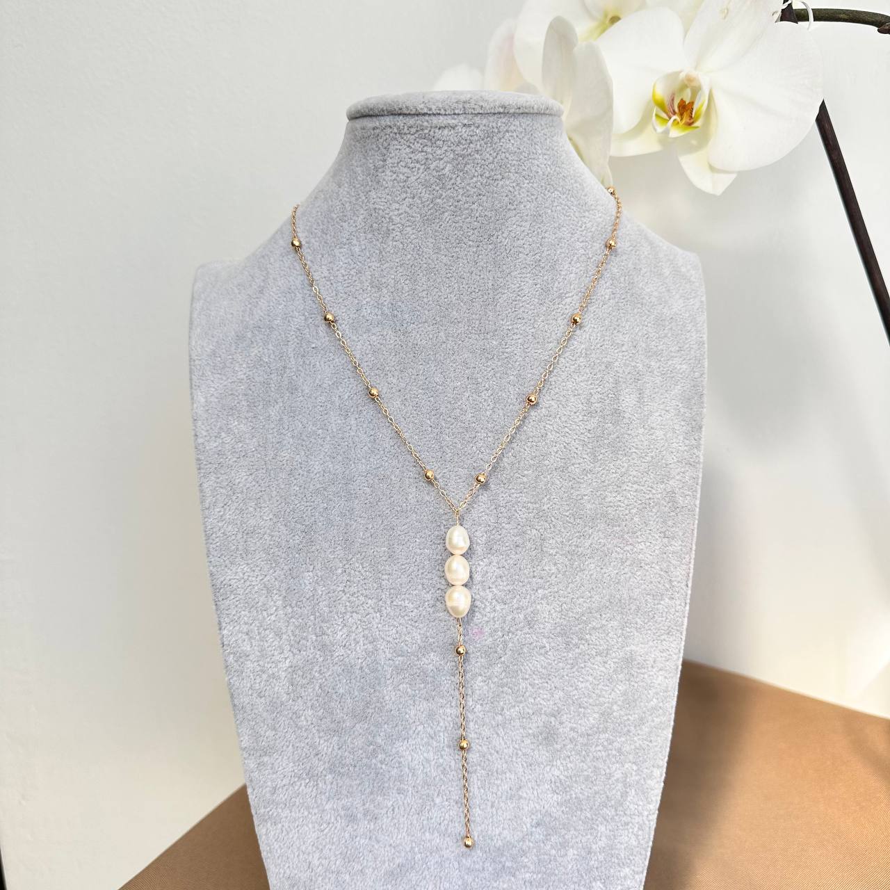 Cadena corbata con perlas