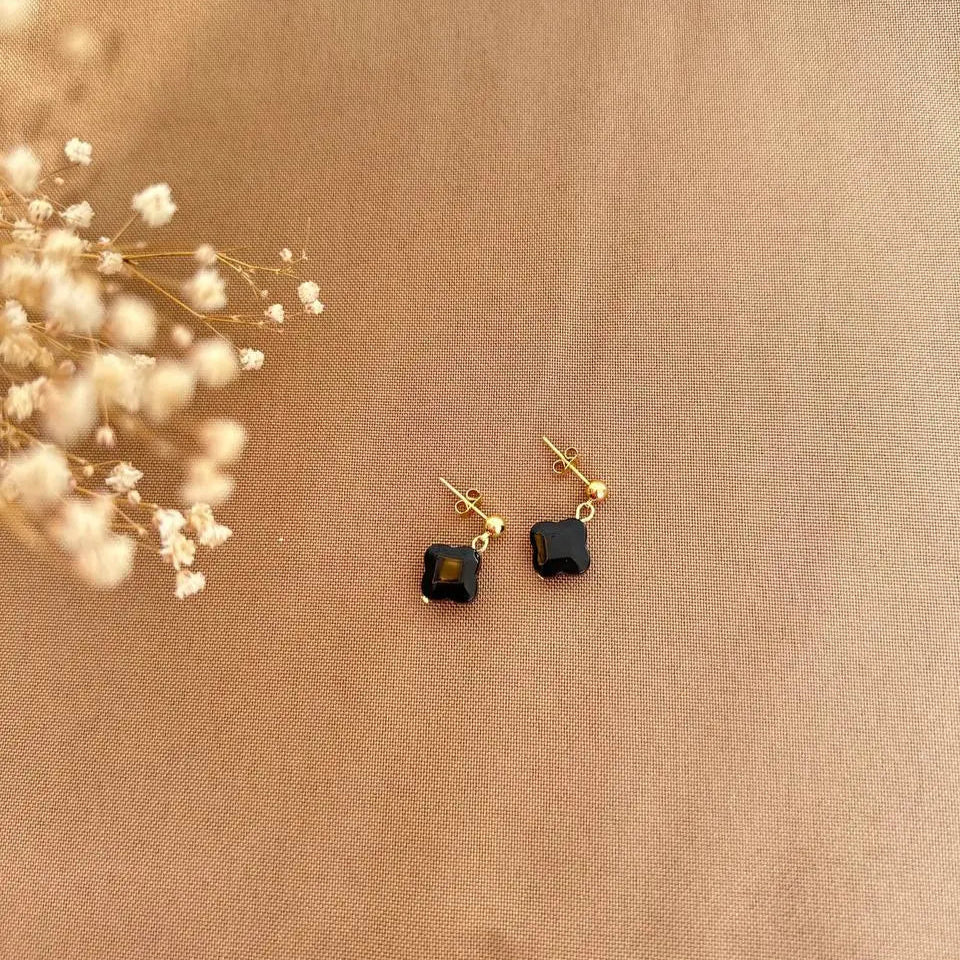 Aretes clavo trébol ónix negro
