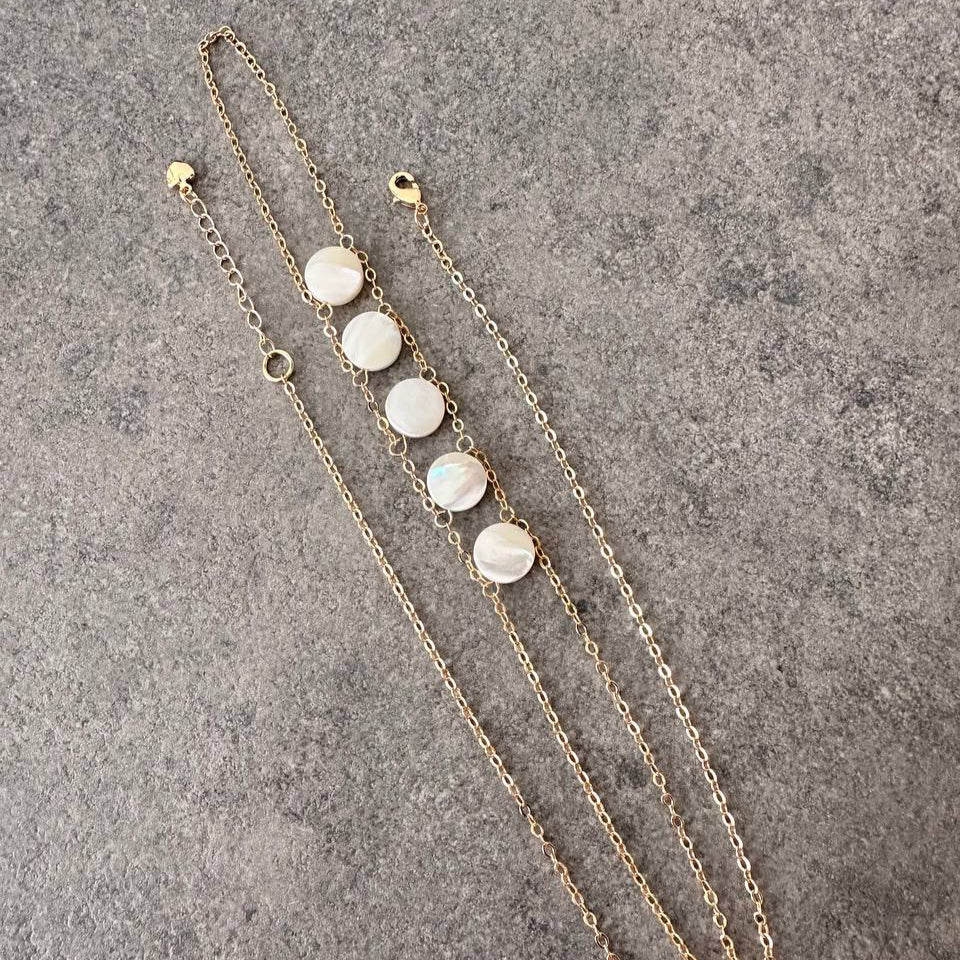 Cadena de Mano Estilo Boho con Piedra de Nácar