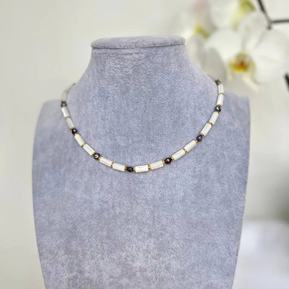 Choker de tubos blancos de madre de perlas con perlas