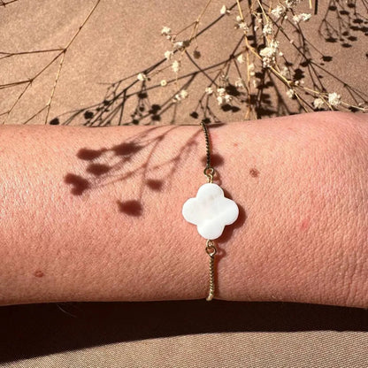Pulsera ajustable con trébol madre de perlas blanca
