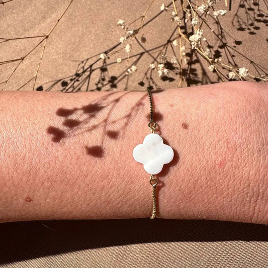 Pulsera ajustable con trébol madre de perlas blanca