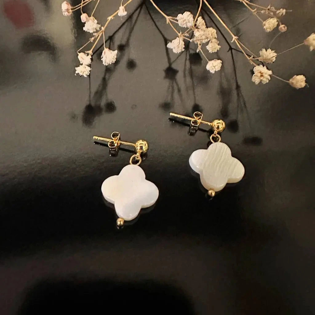 Aretes clavo trébol madre de perla blanco