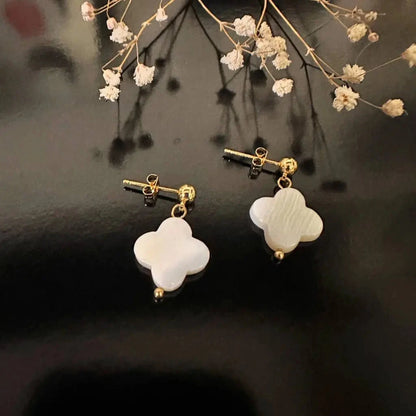 Aretes clavo trébol madre de perla blanco