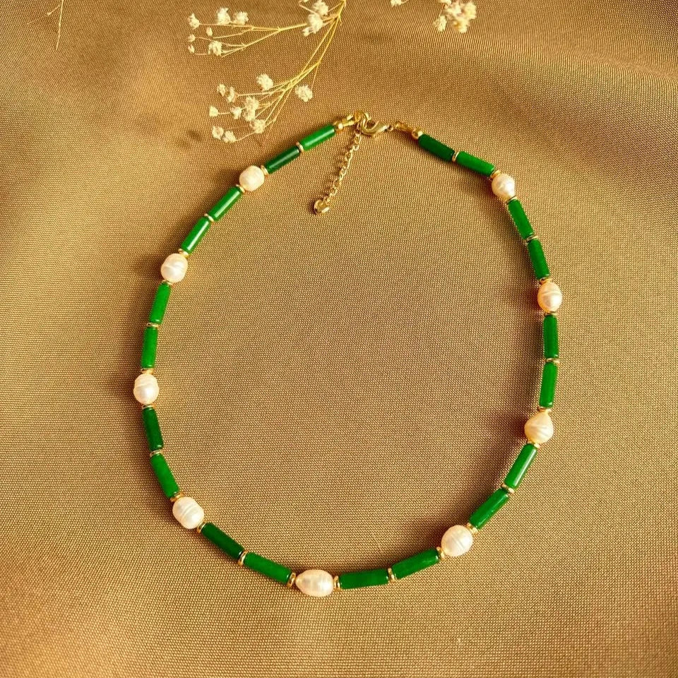 Choker de tubos verdes de ágata con perlas