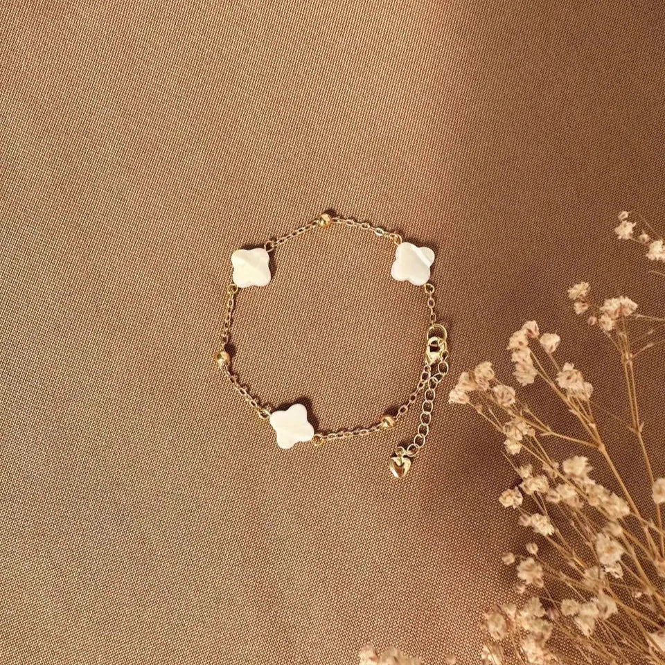 Pulsera tres tréboles de madre de perlas blanca