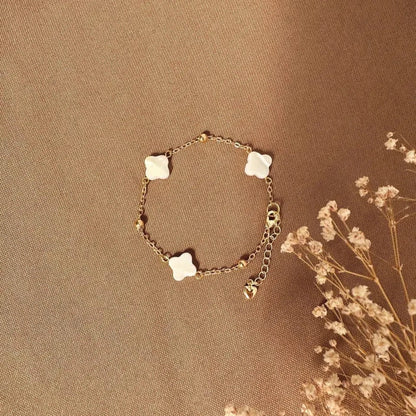 Pulsera tres tréboles de madre de perlas blanca
