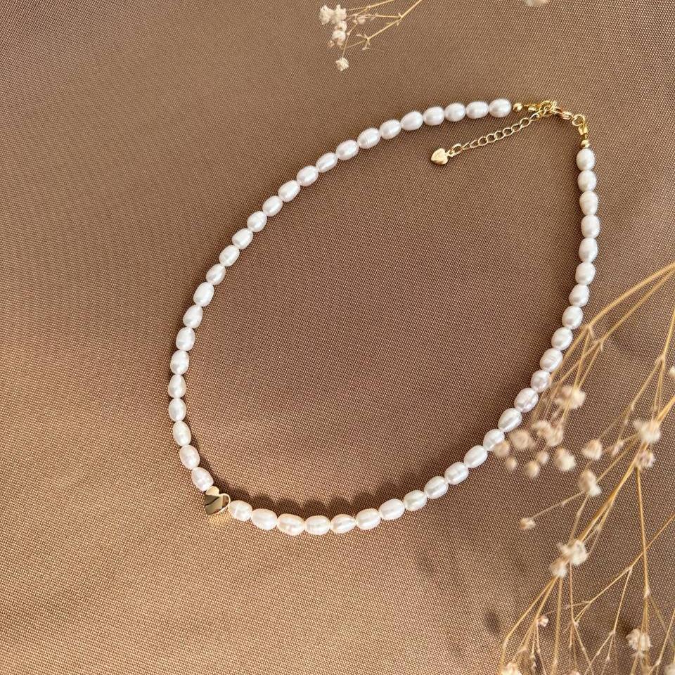 Choker de perlas naturales con corazón dorado