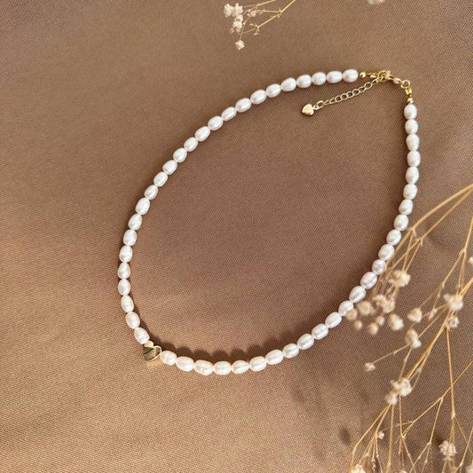 Choker de perlas naturales con corazón dorado