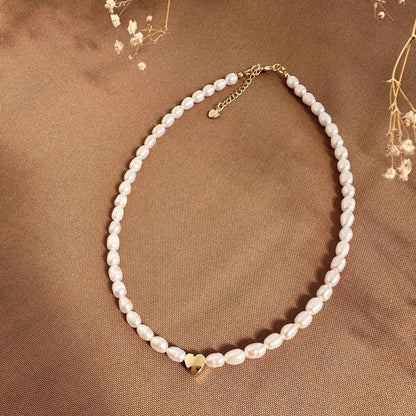 Choker de perlas naturales con corazón dorado