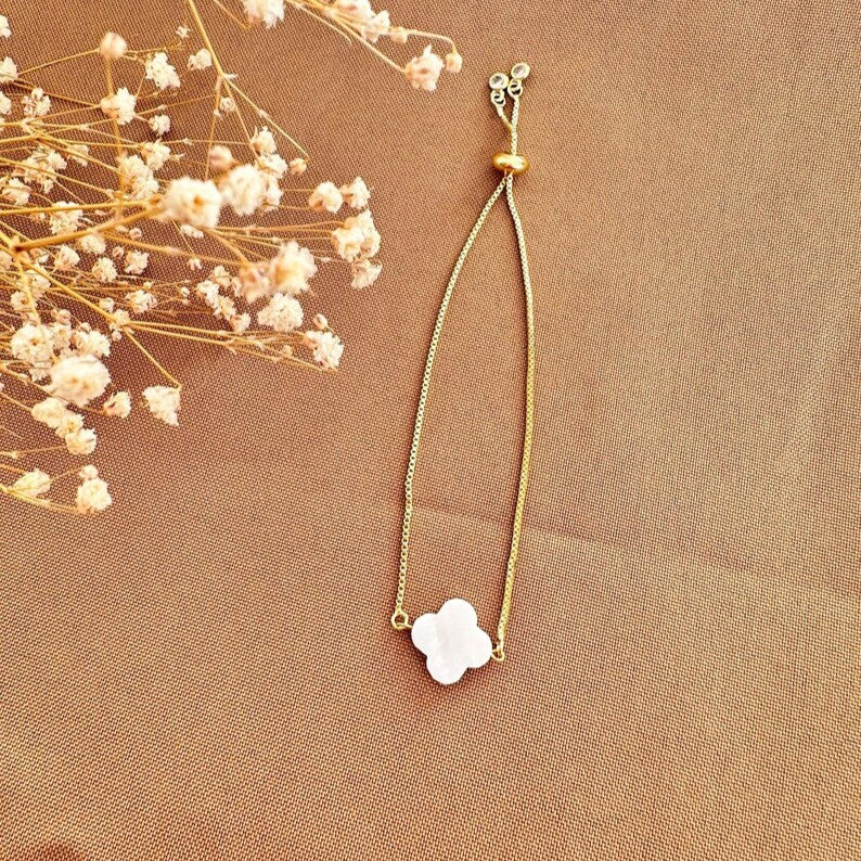 Pulsera ajustable con trébol madre de perlas blanca