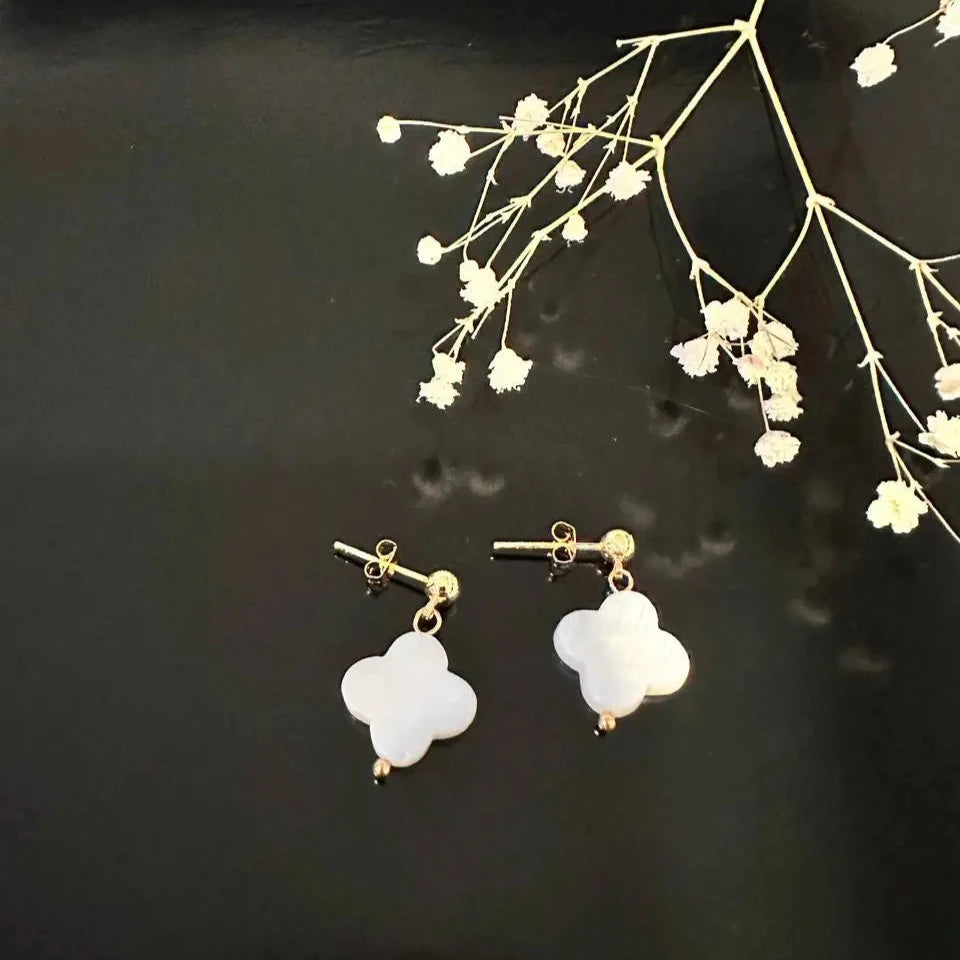 Aretes clavo trébol madre de perla blanco