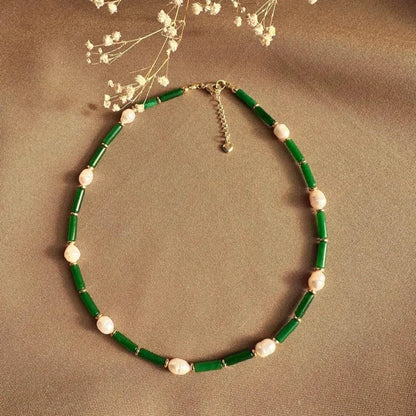 Choker de tubos verdes de ágata con perlas