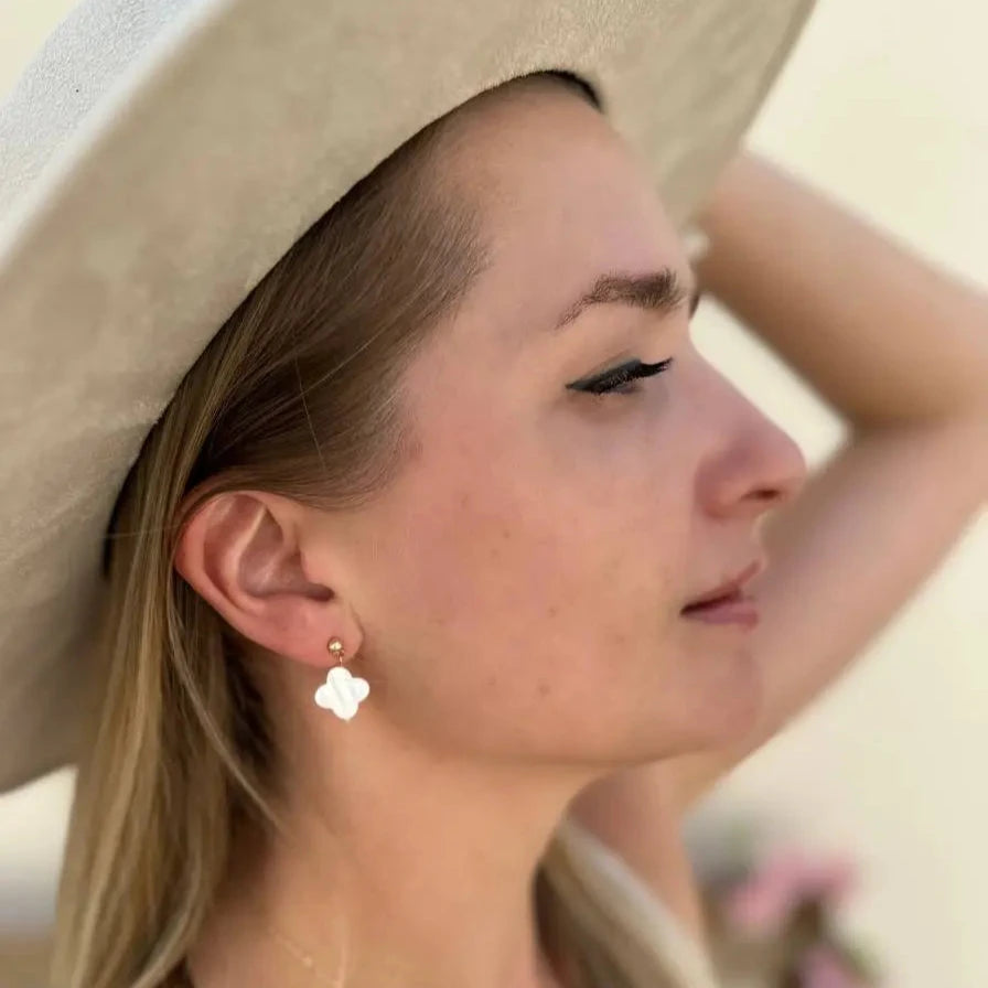 Aretes clavo trébol madre de perla blanco