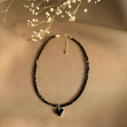 Collar con corazón negro