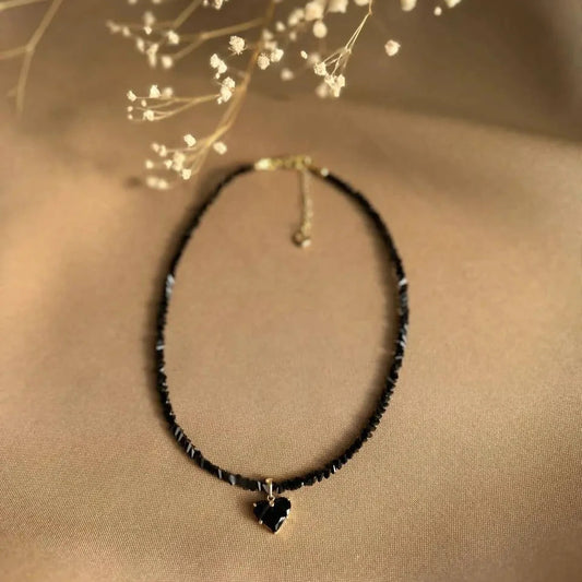 Collar con corazón negro