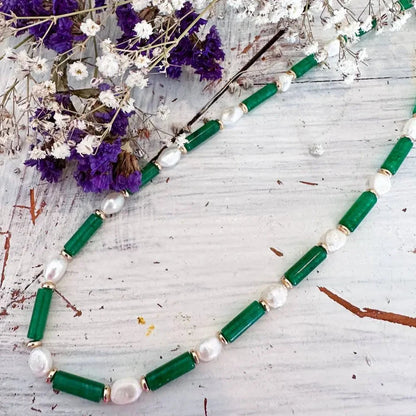 Choker de tubos verdes de ágata con perlas