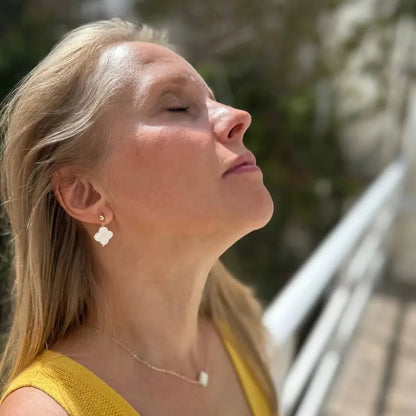 Aretes clavo trébol madre de perla blanco