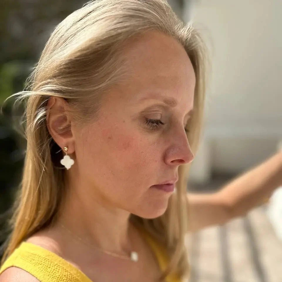 Aretes clavo trébol madre de perla blanco