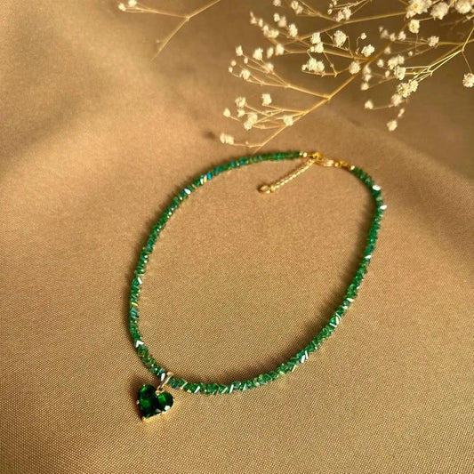 Collar con corazón verde