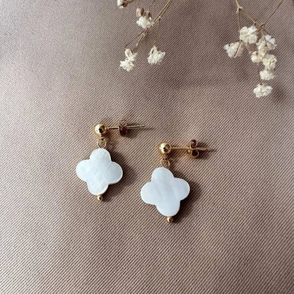 Aretes clavo trébol madre de perla blanco