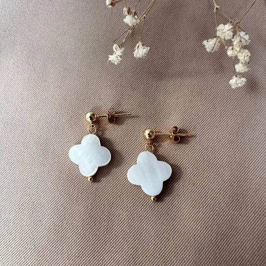 Aretes clavo trébol madre de perla blanco