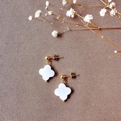 Aretes clavo trébol madre de perla blanco