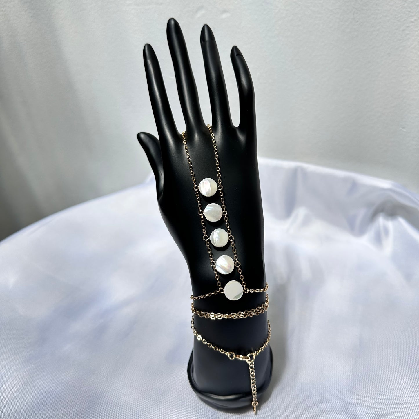 Cadena de Mano Estilo Boho con Piedra de Nácar