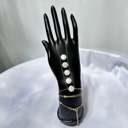 Cadena de Mano Estilo Boho con Piedra de Nácar