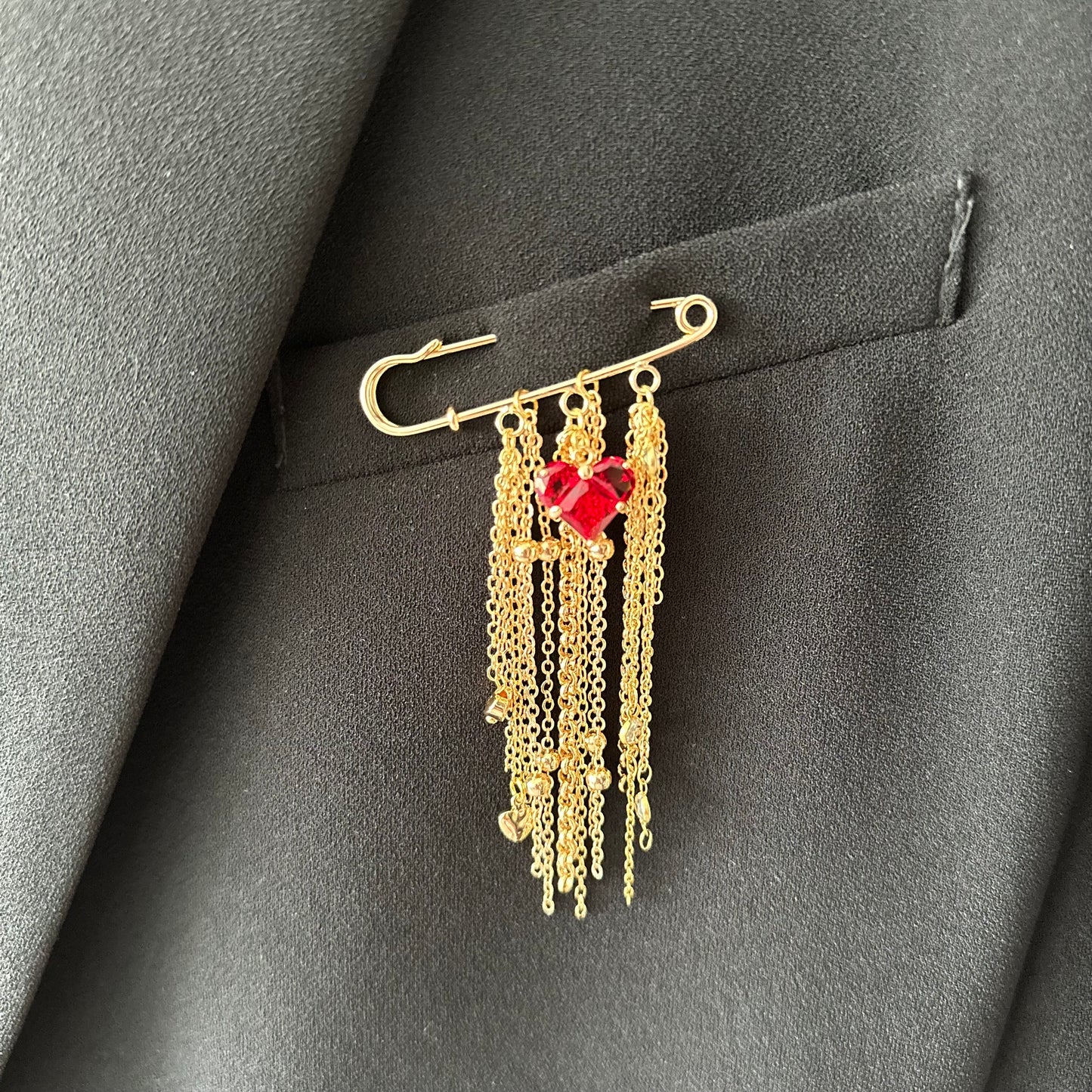 Broche de corazón con cadenitas de acero inoxidable