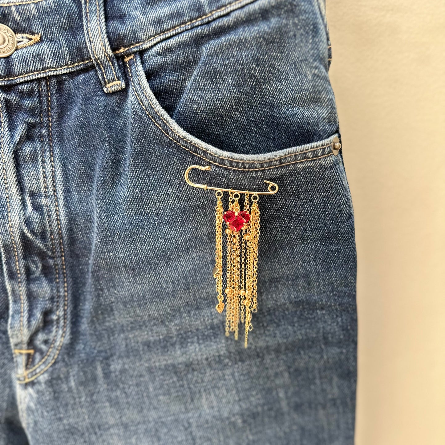 Broche de corazón con cadenitas de acero inoxidable