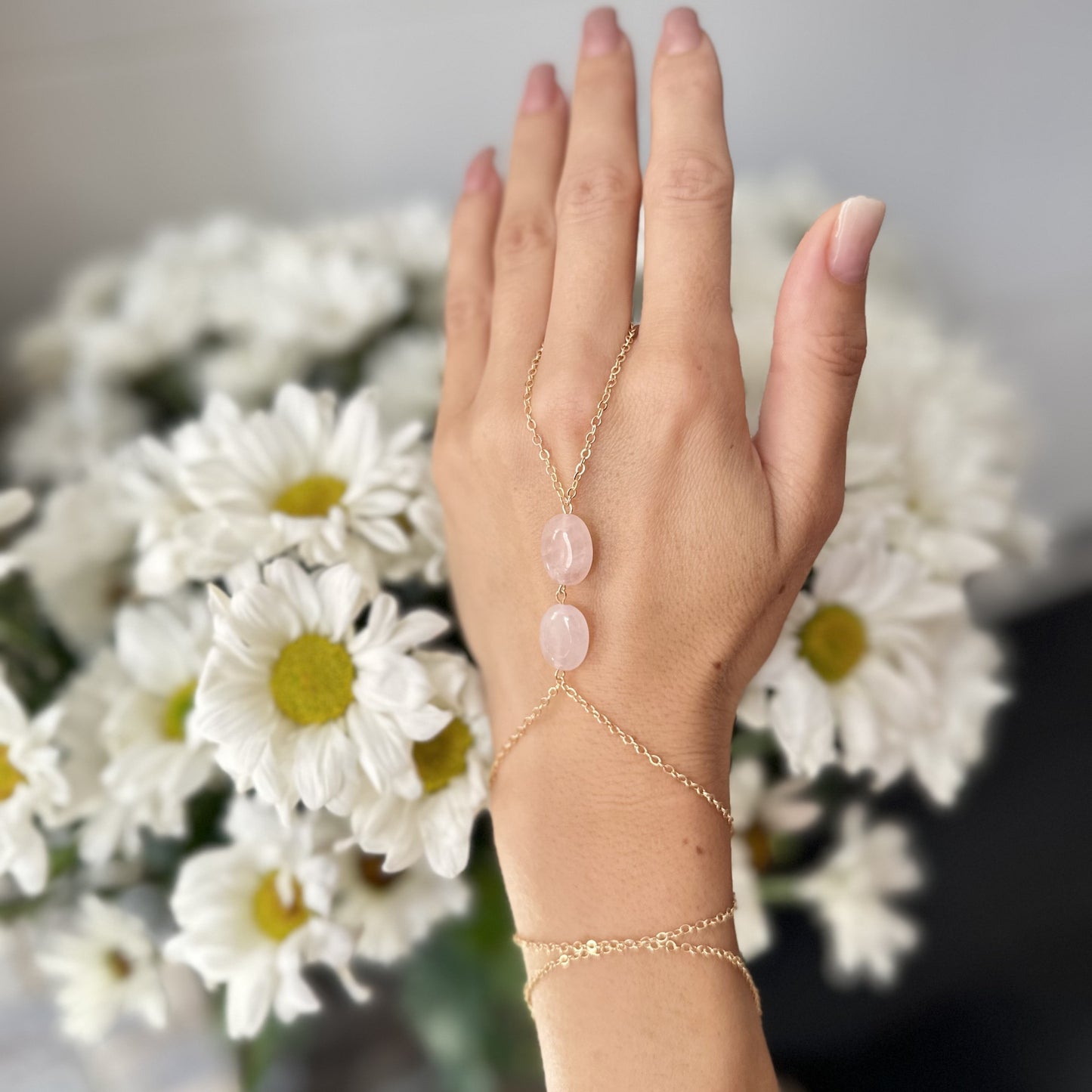 Cadena de Mano Estilo Boho con Piedra de Cuarzo