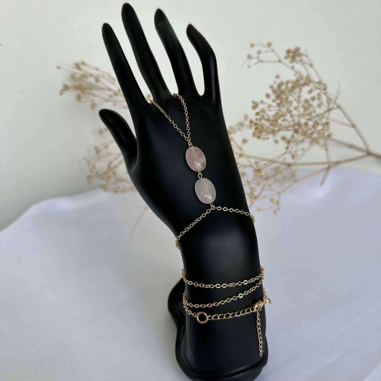 Cadena de Mano Estilo Boho con Piedra de Cuarzo