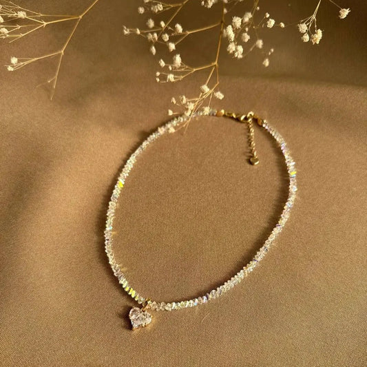 Collar con corazón claro