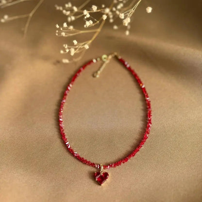 Collar con corazón rojo
