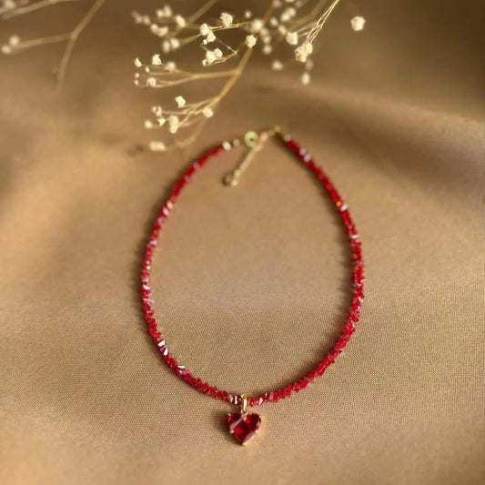 Collar con corazón rojo