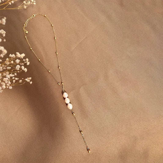 Cadena corbata con perlas