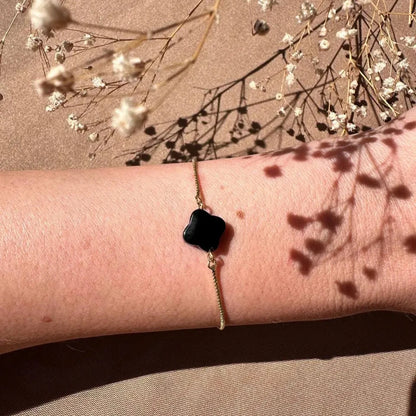 Pulsera ajustable con trébol ónix negro