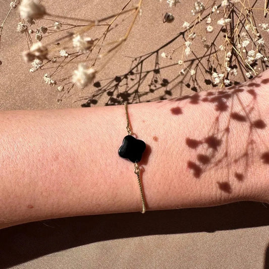 Pulsera ajustable con trébol ónix negro