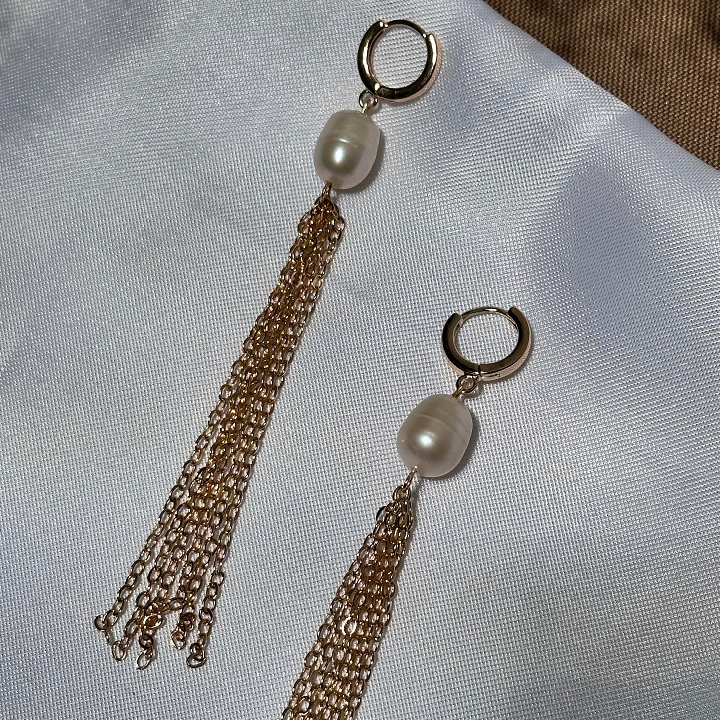 Aretes colgantes de cadena con perlas naturales
