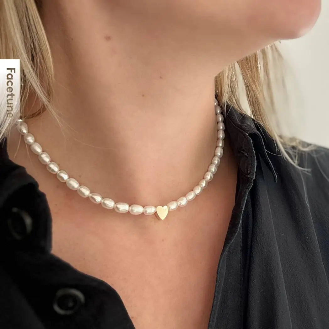 Choker de perlas naturales con corazón dorado