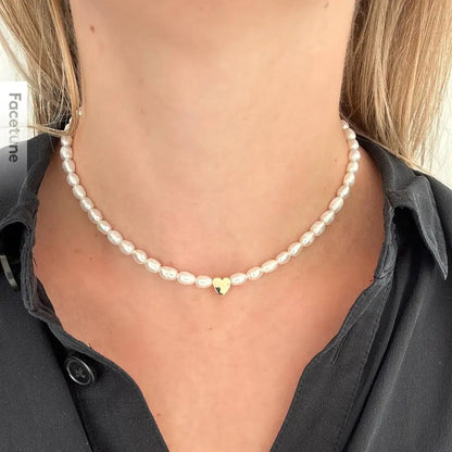Choker de perlas naturales con corazón dorado