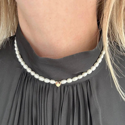 Choker de perlas naturales con corazón dorado