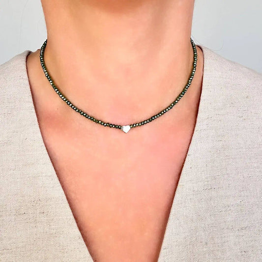 Choker Elegante con Corazón de Vidrio Negro Dorado